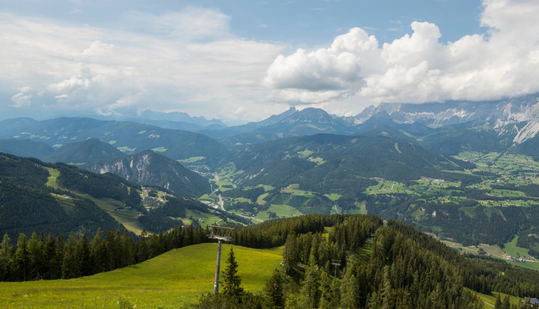 An image depicting the trail Bankerlweg and its surrounding area.