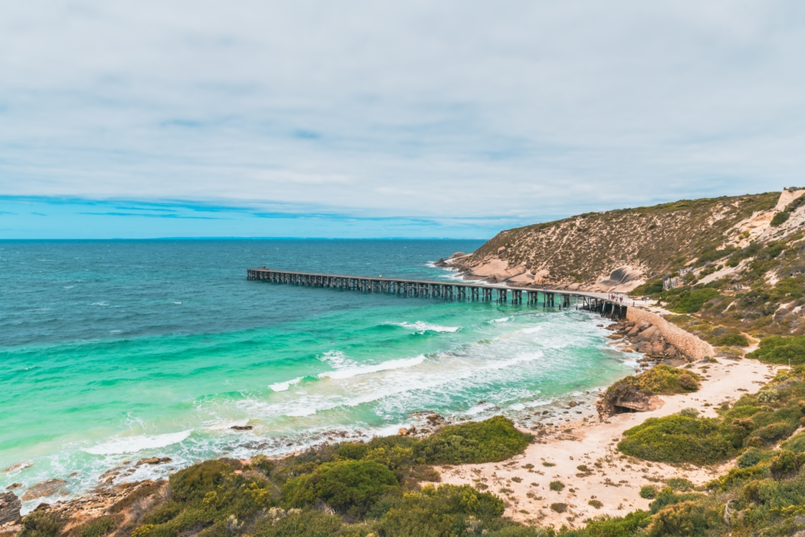 An image depicting the trail Stenhouse Bay Lookout Walk and its surrounding area.