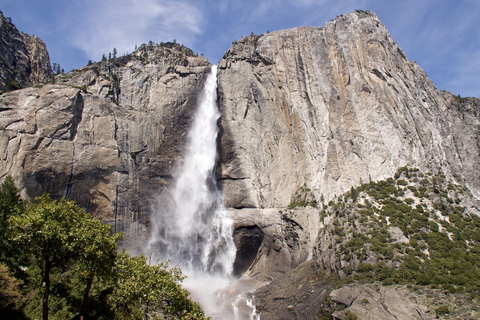 An image depicting the trail Upper Yosemite Falls Trail and its surrounding area.