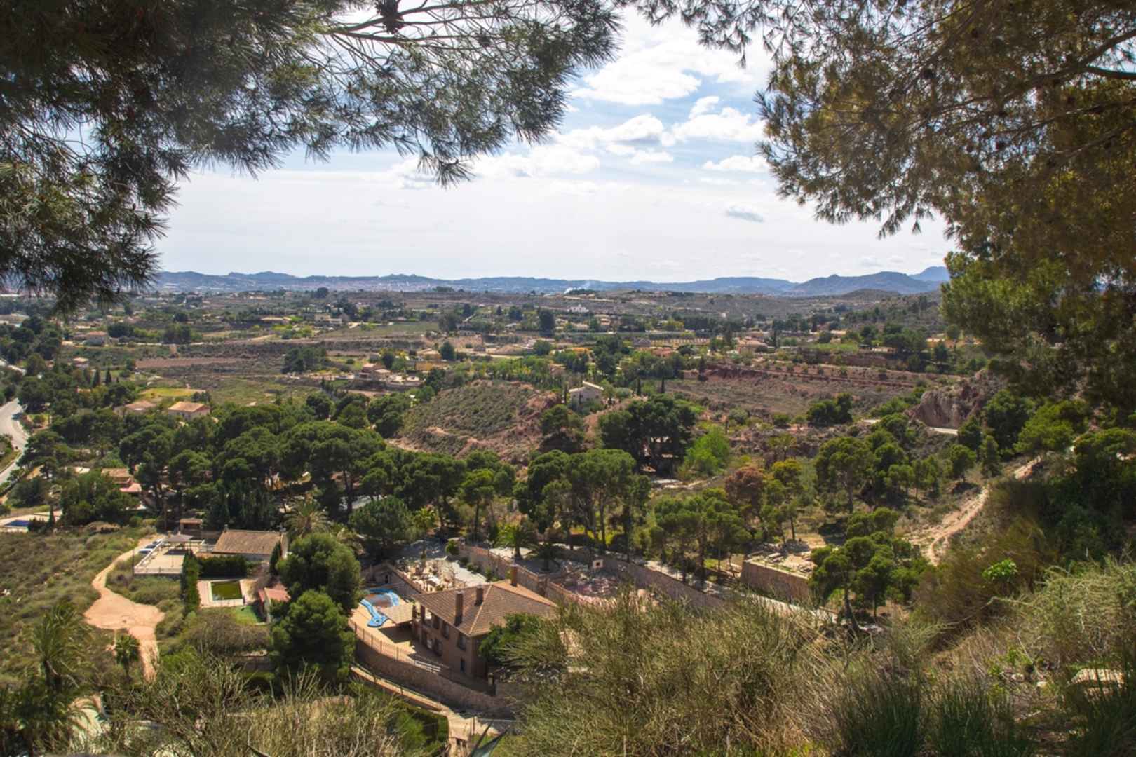 An image depicting the trail Novelda - La Mola - Novelda PR CV 311 and its surrounding area.