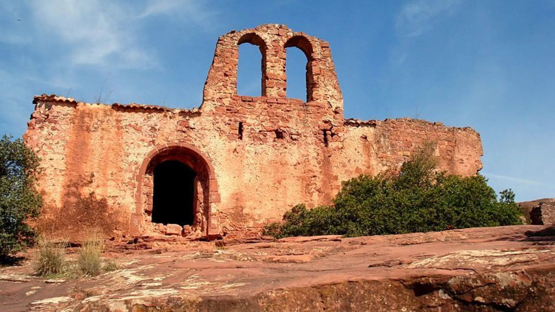 An image depicting the trail Medieval Path to Eramprunya PR C 39 and its surrounding area.