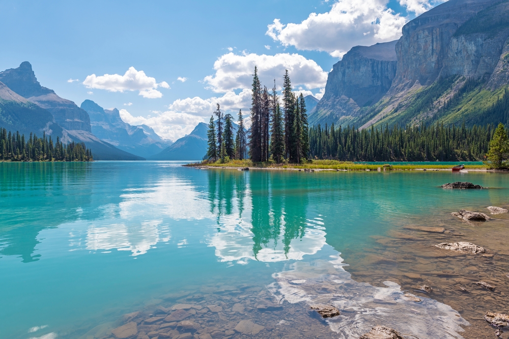 An image depicting the trail Jasper National Park of Canada and its surrounding area.