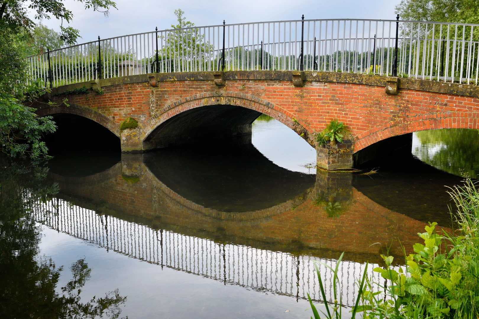 An image depicting the trail Avon River Walk from Pewsey to Salisbury and its surrounding area.