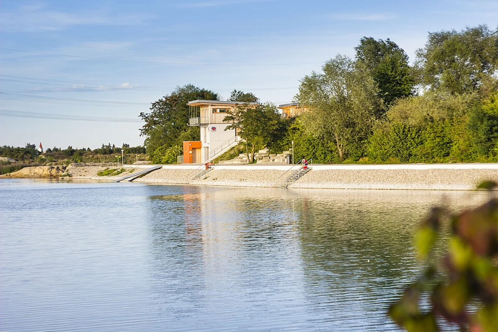 An image depicting the trail Hollerner See, Mallertshofer Holz mit Heiden and Garchinger See Loop via Heidepfad Gesamtweg and its surrounding area.