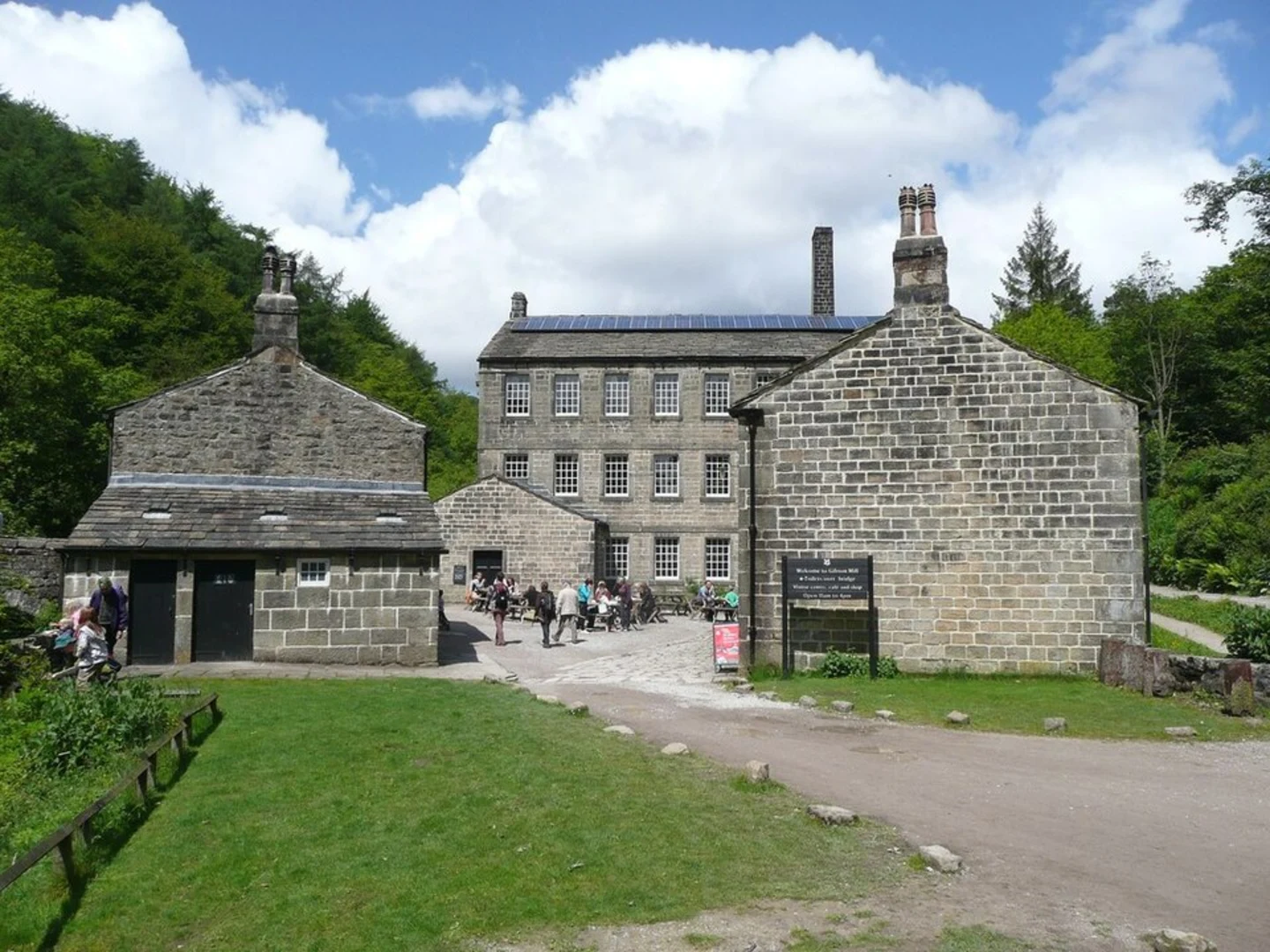 An image depicting the trail Hardcastle Crags Loop and its surrounding area.