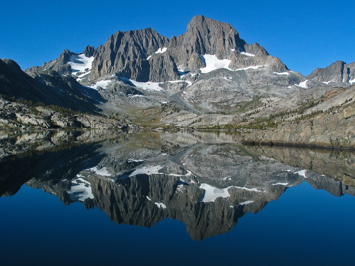 An image depicting the trail Shadow Lake, Ediza Lake and Mount Ritter via Shadow Creek Trail and its surrounding area.