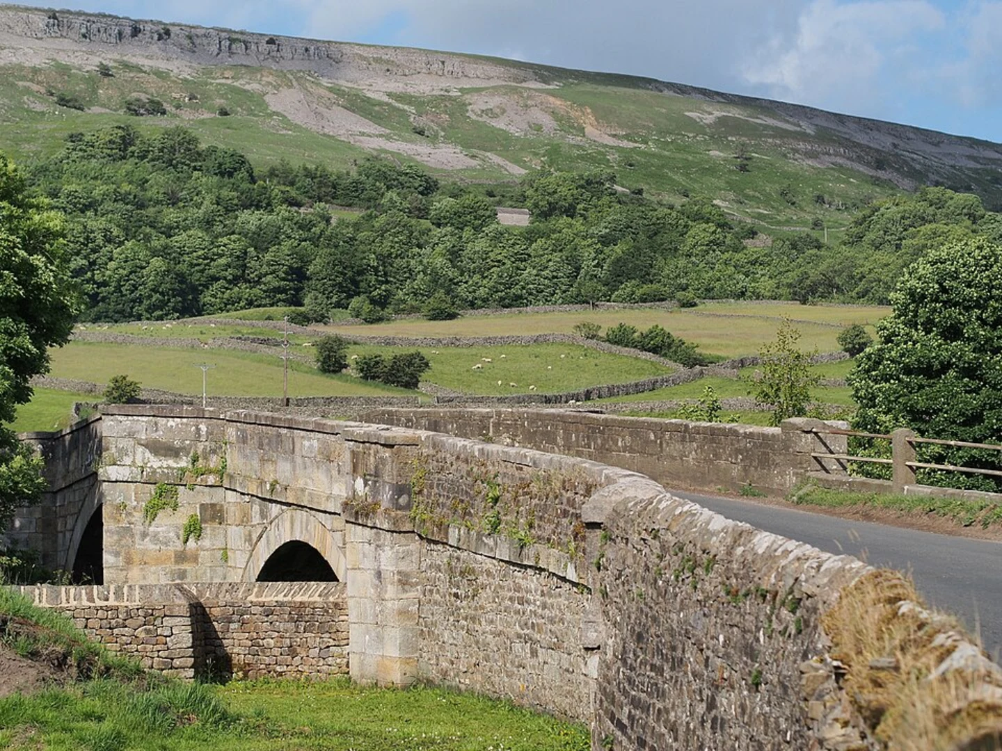 An image depicting the trail Reeth and Langthwaite Loop and its surrounding area.