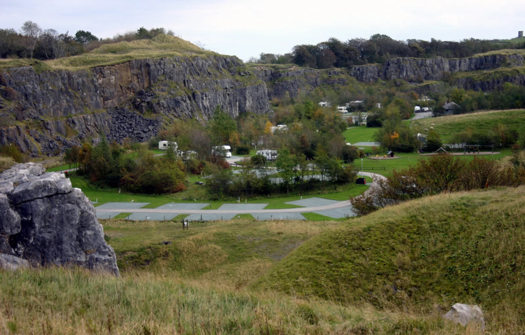 An image depicting the trail Poole's Cavern and Buxton Country Park Loop and its surrounding area.