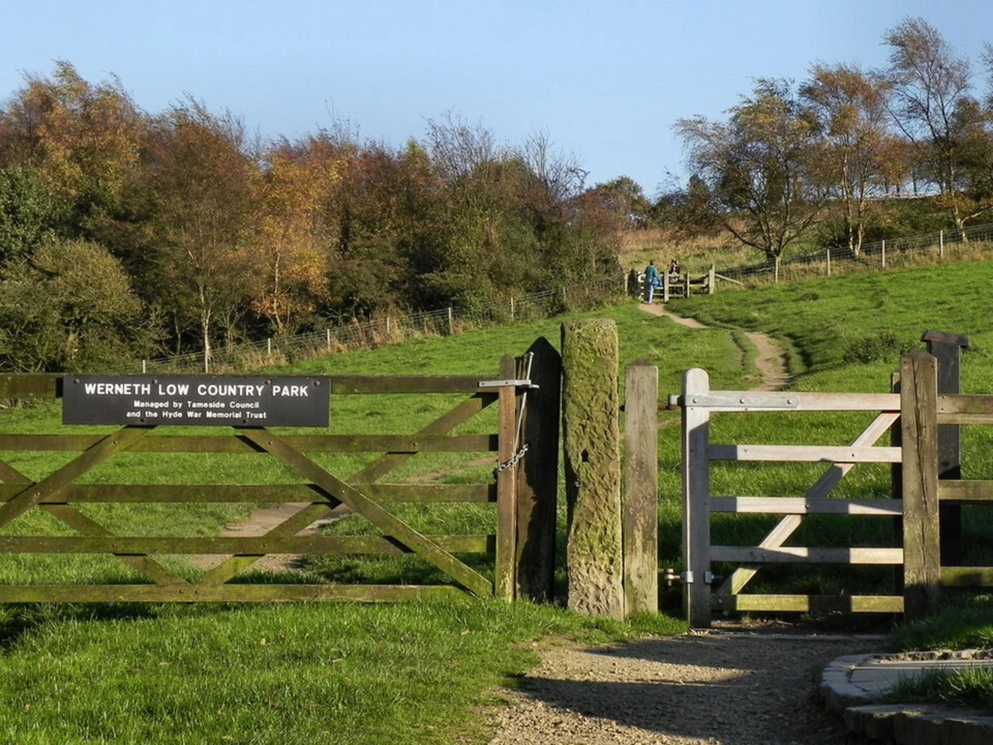An image depicting the trail Werneth Low Country Park Loop and its surrounding area.