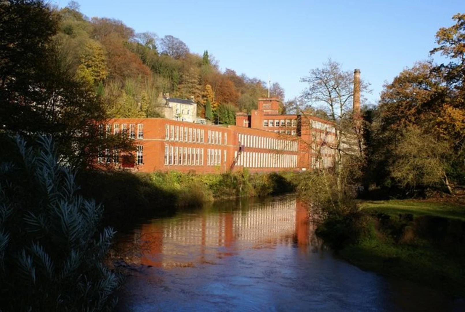 An image depicting the trail Matlock Bath and Riber Loop via River Derwent and its surrounding area.