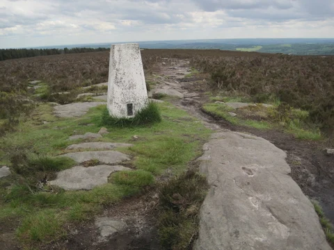An image depicting the trail Ringinglow to Curbar Loop via Longshaw Moorland Discovery Centre and its surrounding area.