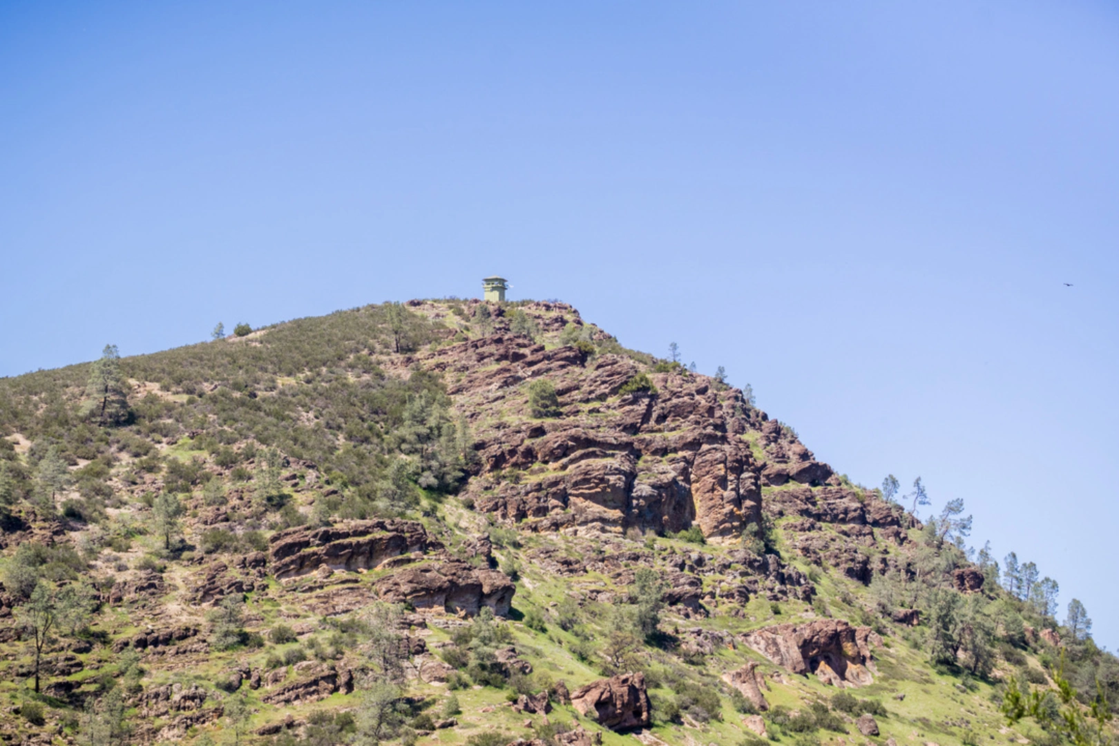 An image depicting the trail North Chalone Peak and its surrounding area.