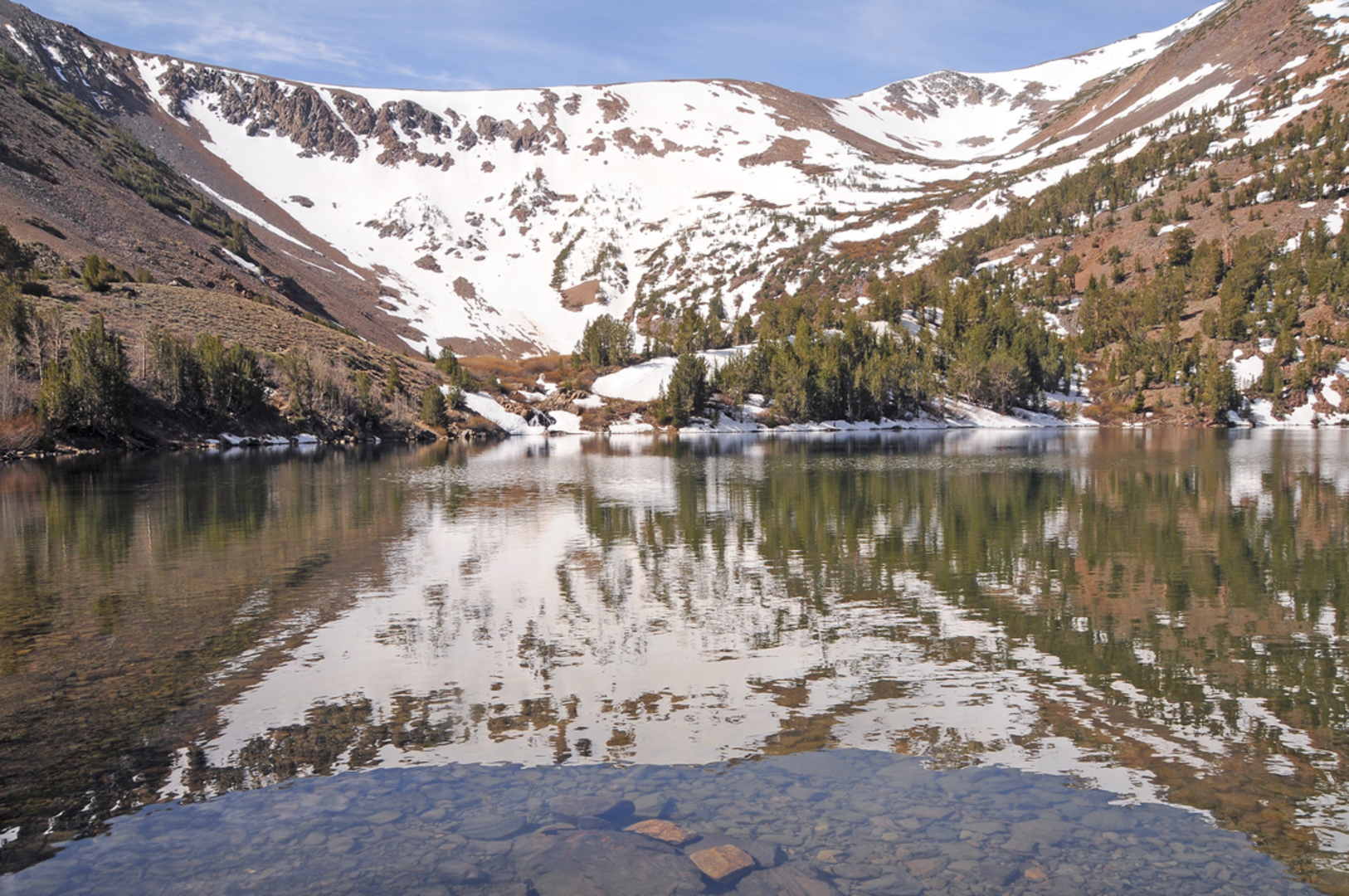 An image depicting the trail Virginia Lakes Trail and its surrounding area.
