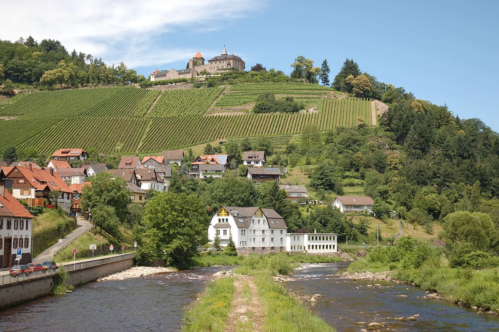 An image depicting the trail Gernsbach Mitte to Baden - Baden via Ortenauer Weinpfad and its surrounding area.
