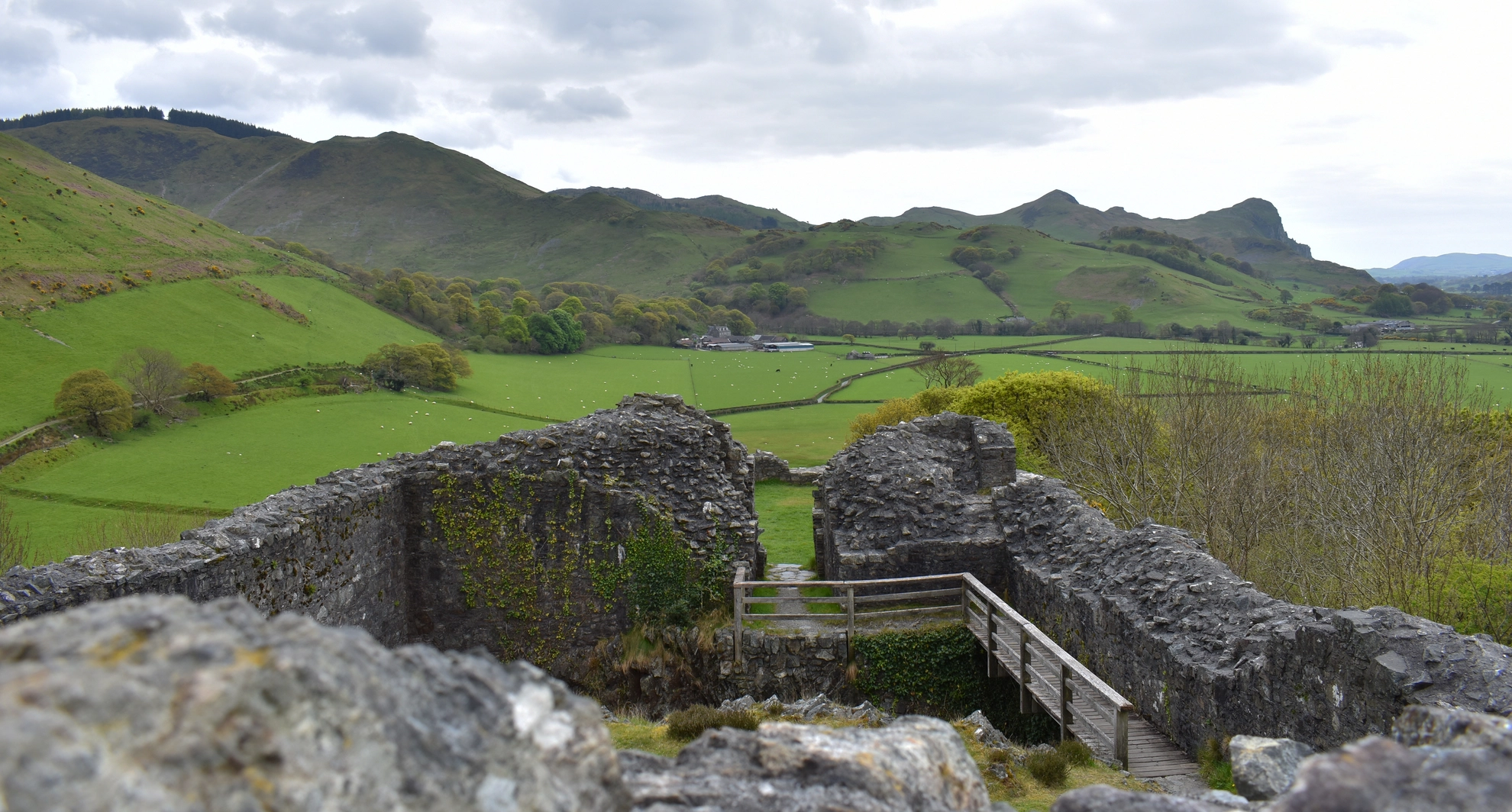 An image depicting the trail Abergynolwyn - Llanfihangel-y-pennant and Castell y Bere and its surrounding area.