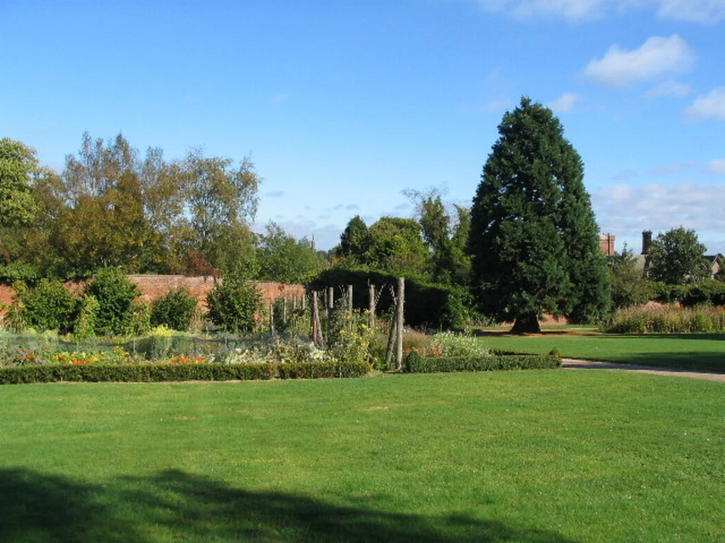 An image depicting the trail Allesley Park Loop and its surrounding area.