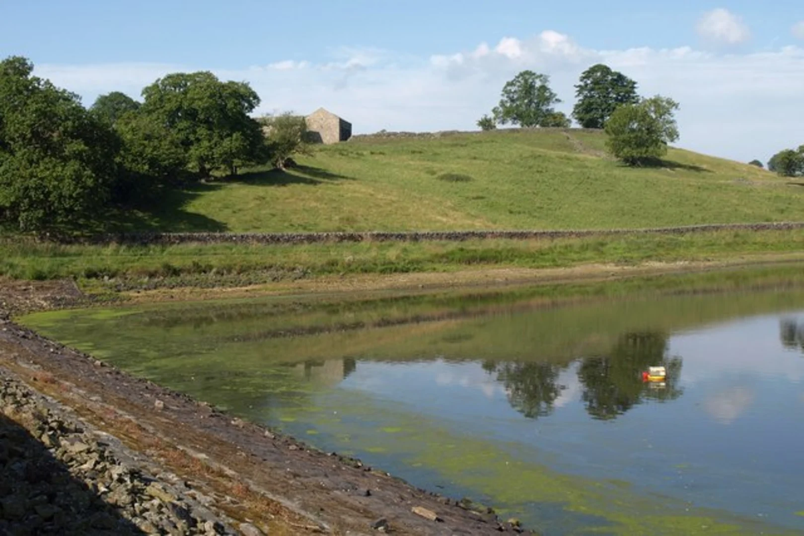 An image depicting the trail Dales Way Link and John o' Gaunt Reservoir and its surrounding area.