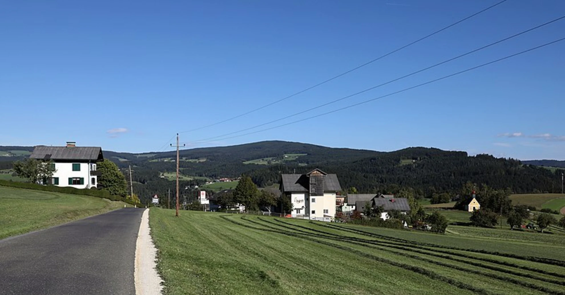 An image depicting the trail Franz Höller Rundweg and its surrounding area.