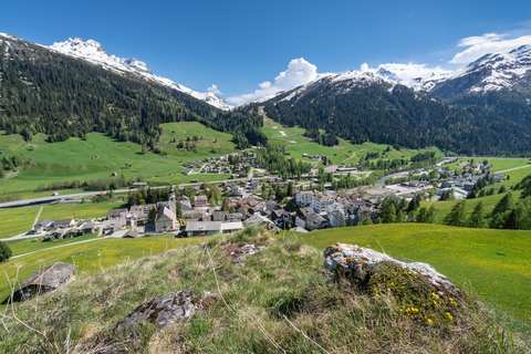 An image depicting the trail Surettasee Lakes via Splügen Loop Trail and its surrounding area.