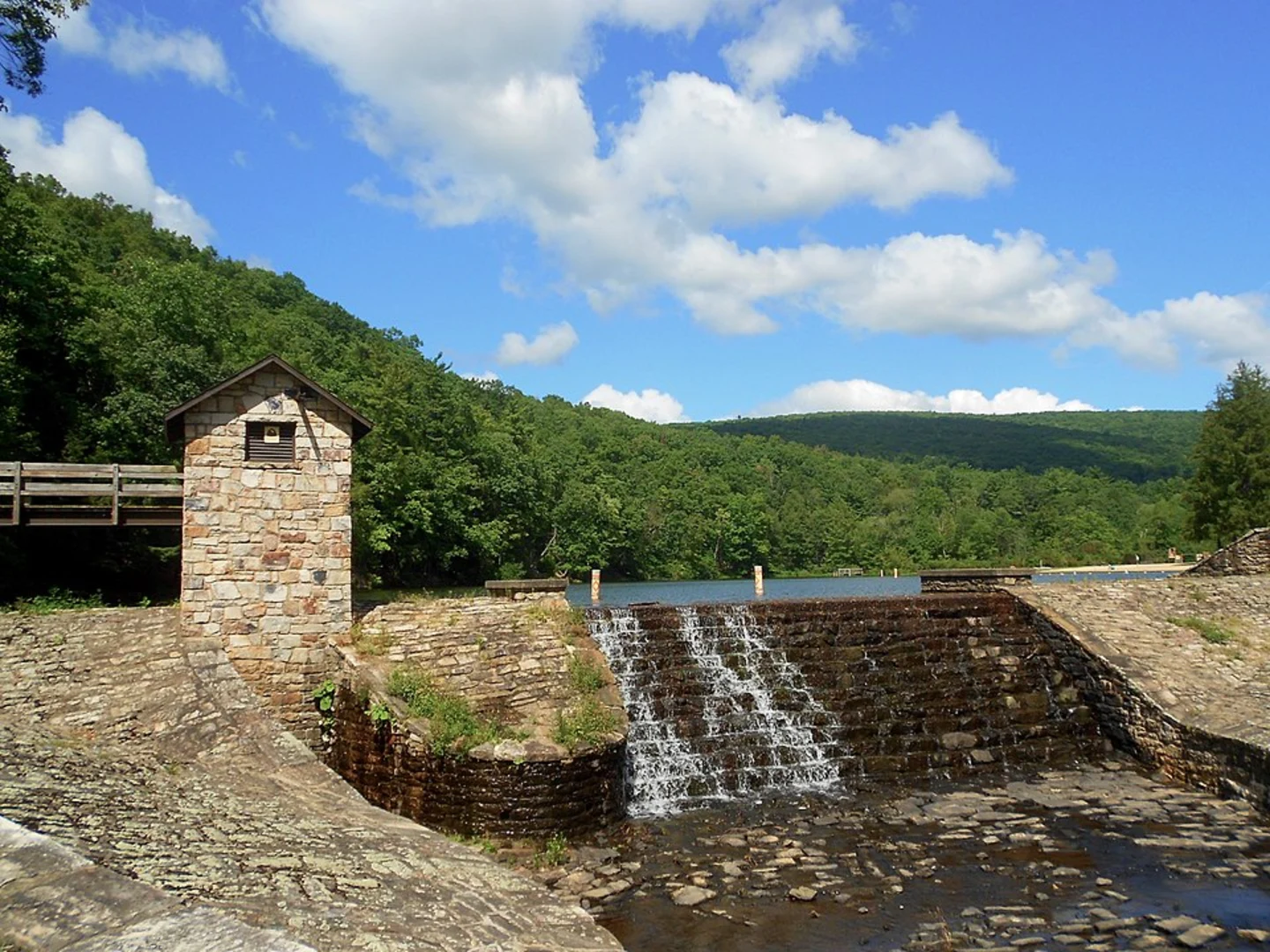 An image depicting the trail Standing Stone Trail from Greenwood Lake and its surrounding area.