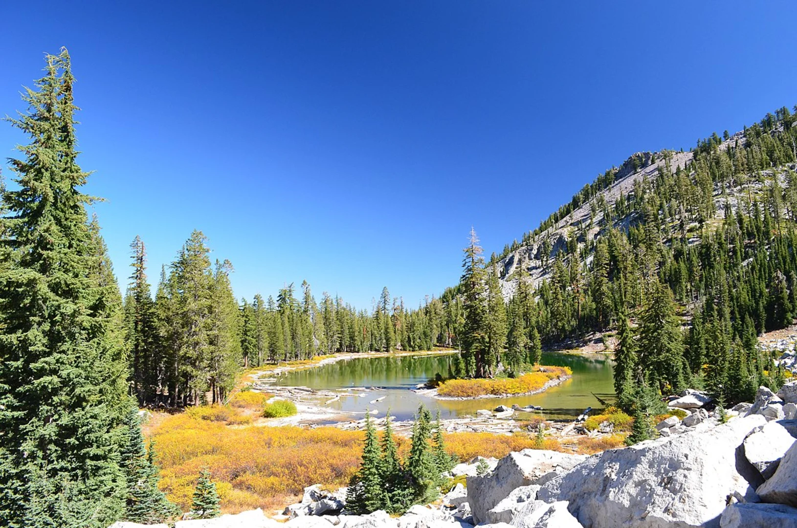 An image depicting the trail Sky Lakes Traverse and its surrounding area.