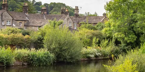 An image depicting the trail Bakewell - Edensor - Chatsworth Long Route and its surrounding area.