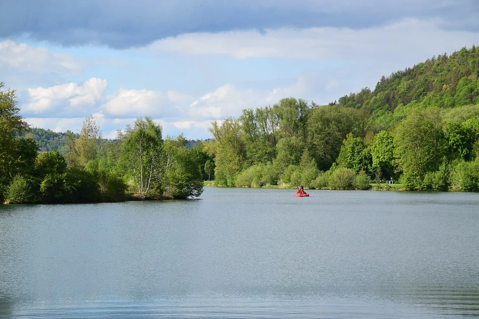 An image depicting the trail Kratzmühle and Kratzmühlsee Loop and its surrounding area.