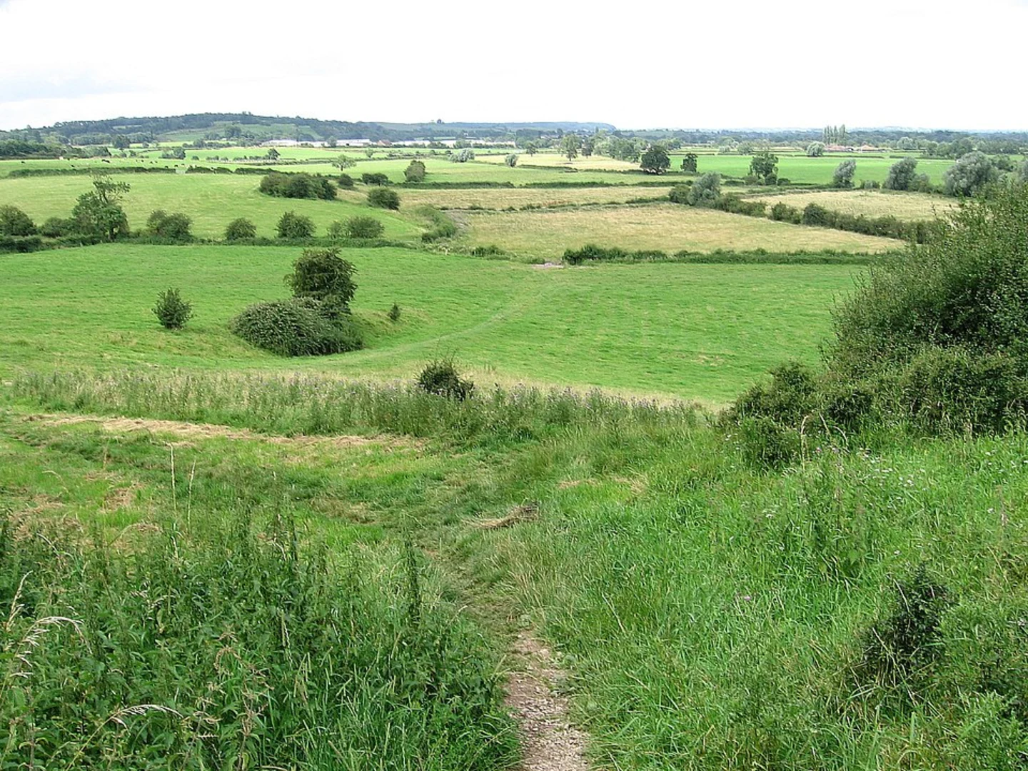 An image depicting the trail Tutbury and Hanbury Loop via River Dove and its surrounding area.