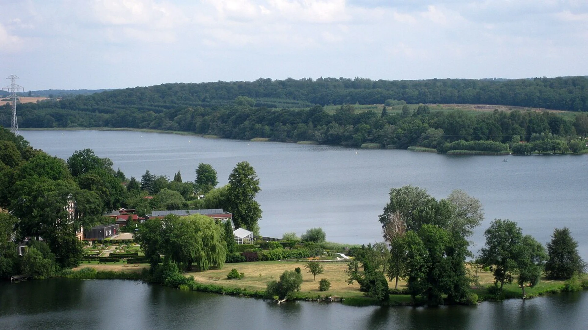 An image depicting the trail Tiefwarensee Loop and its surrounding area.