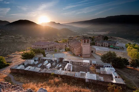 An image depicting the trail Historical Road from Paterna to Riopar and its surrounding area.