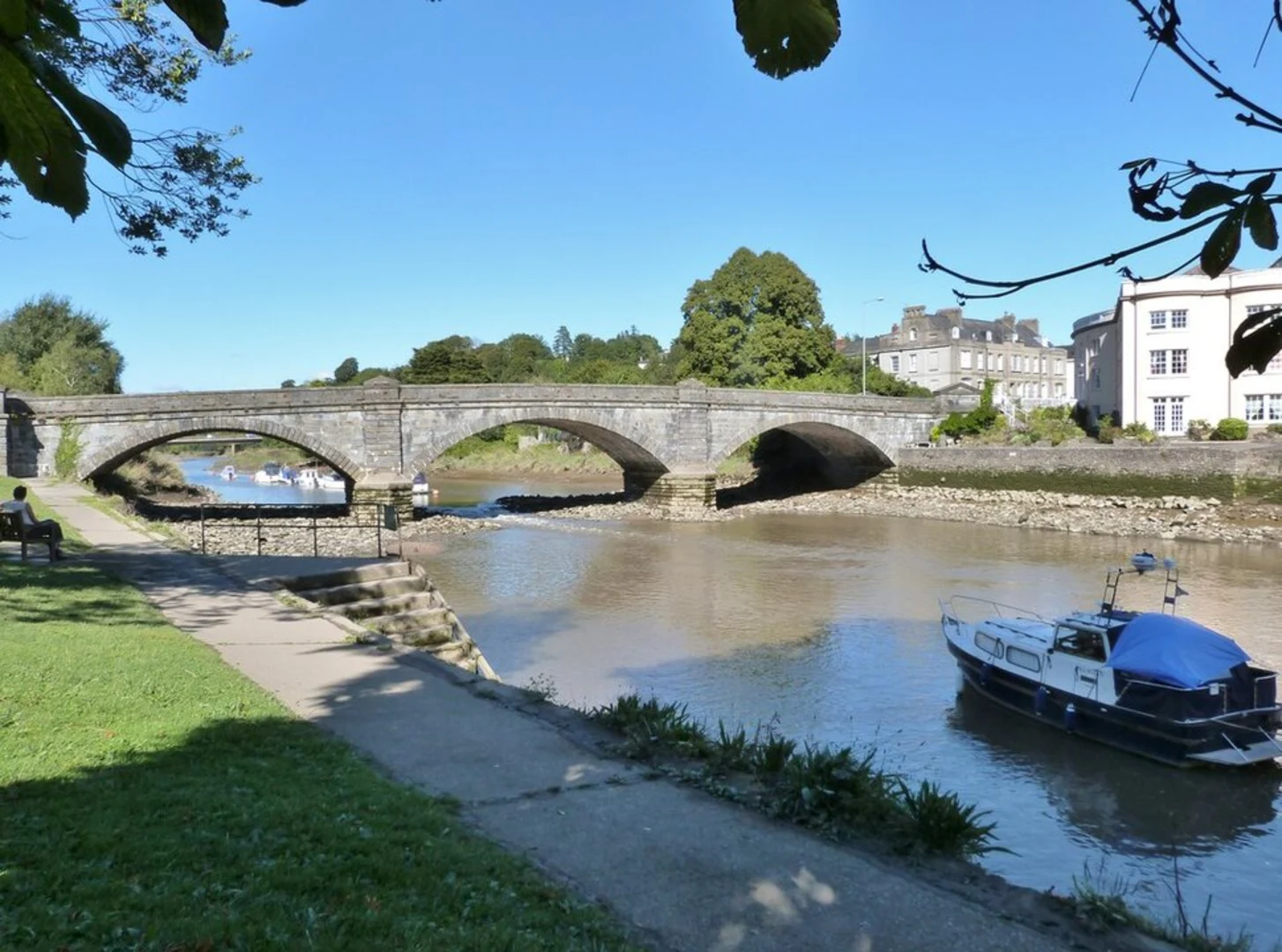 An image depicting the trail Totnes River Walk and its surrounding area.