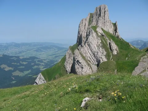 An image depicting the trail Die Königstour im Alpstein and its surrounding area.