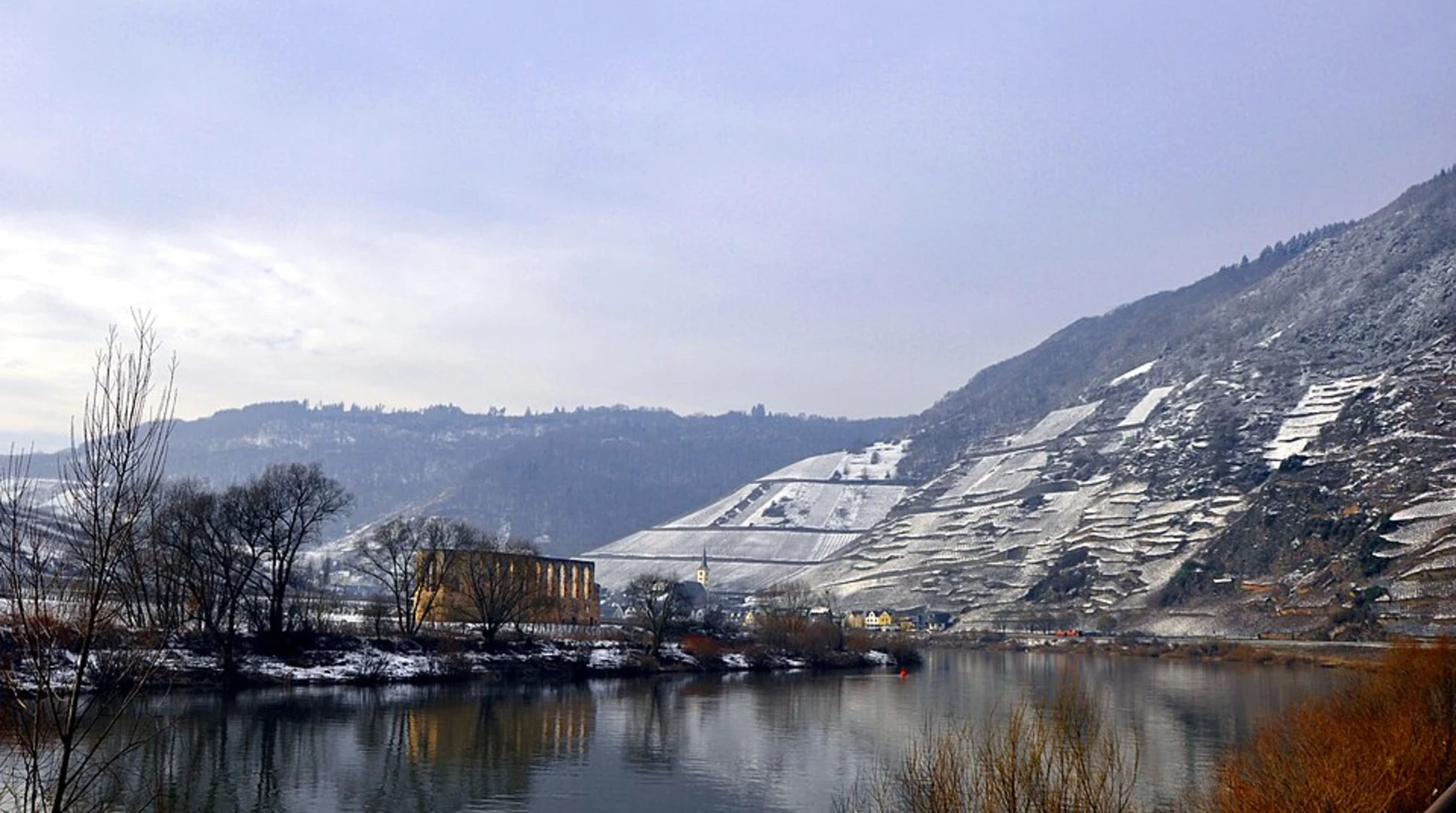 An image depicting the trail Calmont - Klettersteig and its surrounding area.