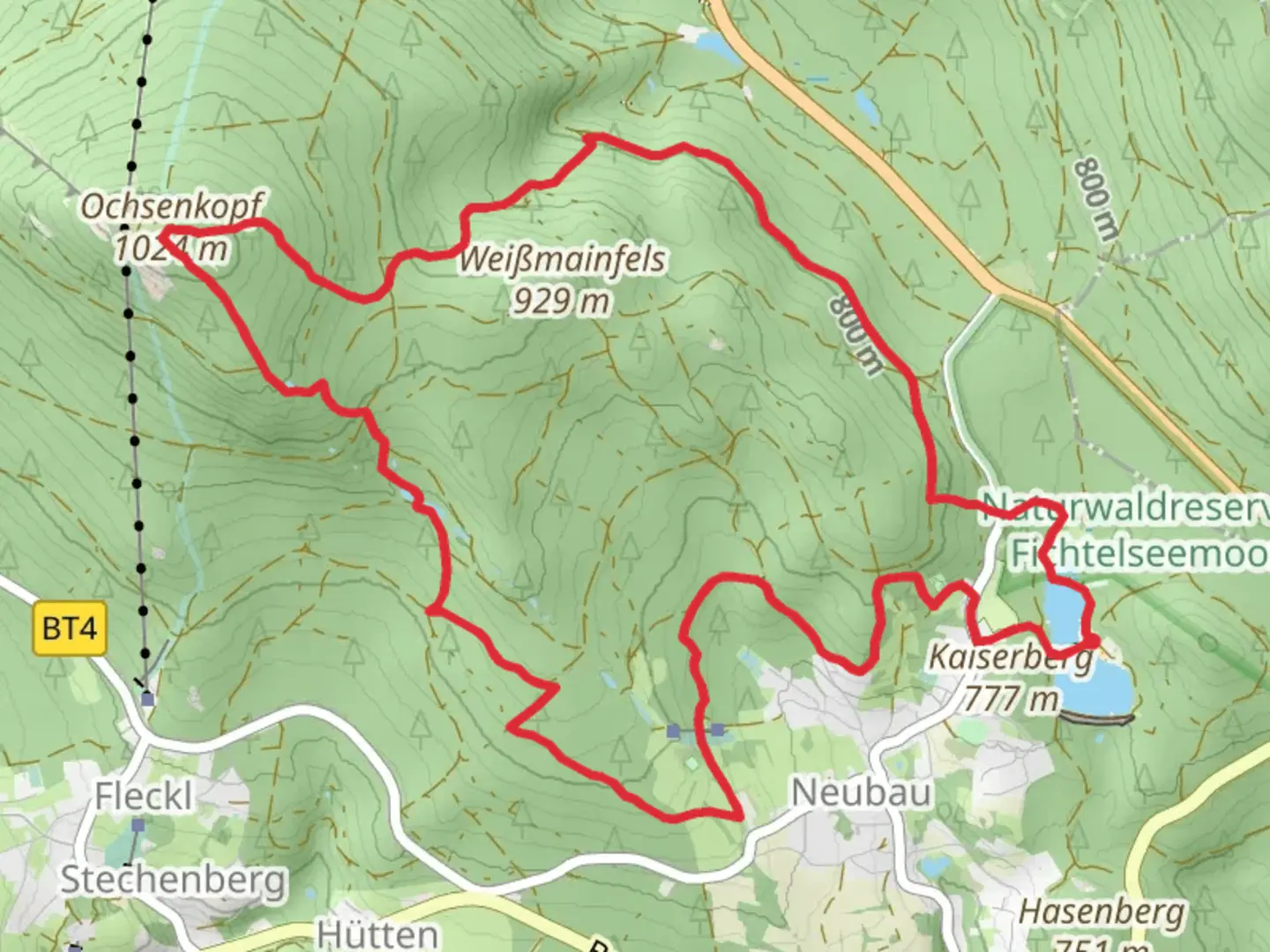 An image depicting the trail Fichtelsee via Untere Ringloipe and Fichtelberger Bergwerksweg and its surrounding area.
