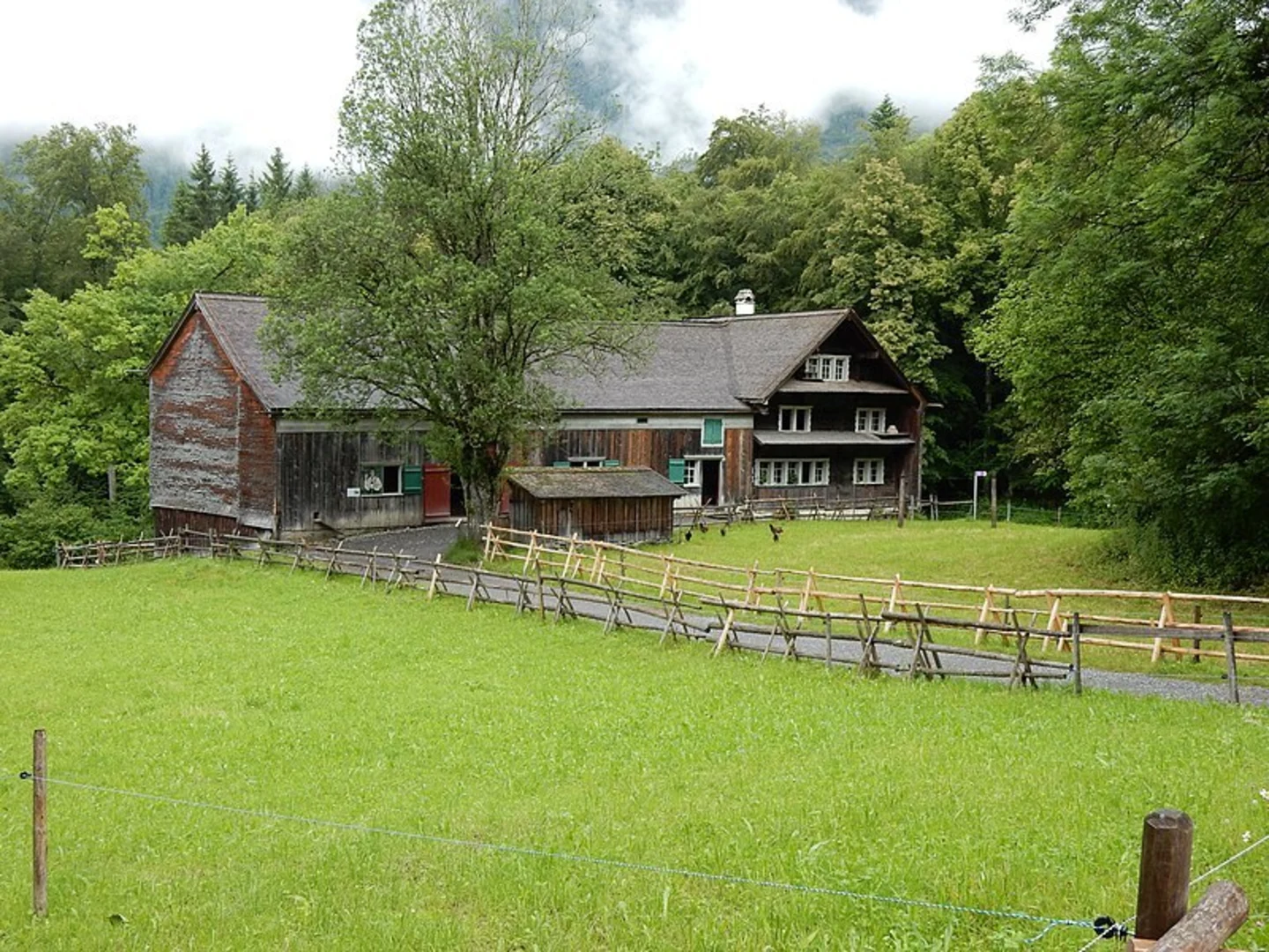 An image depicting the trail Brünig to the Brääch Fairytale Garden and its surrounding area.
