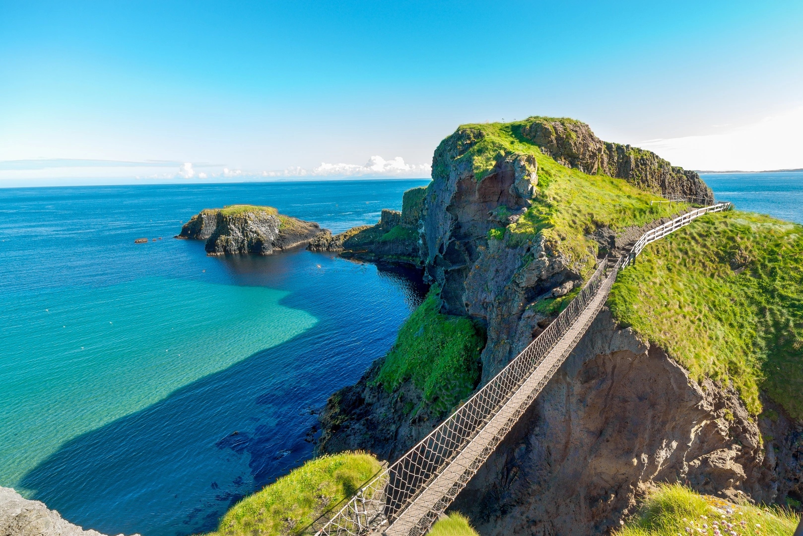 An image depicting the trail Carrick-A-Rede and its surrounding area.