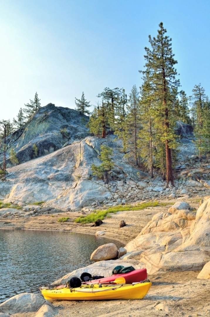 An image depicting the trail Florence Lake Trail and its surrounding area.