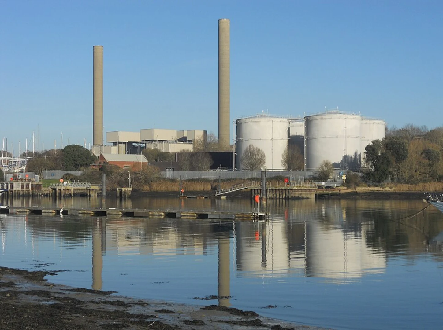 An image depicting the trail Newport to Cowes Walk and its surrounding area.