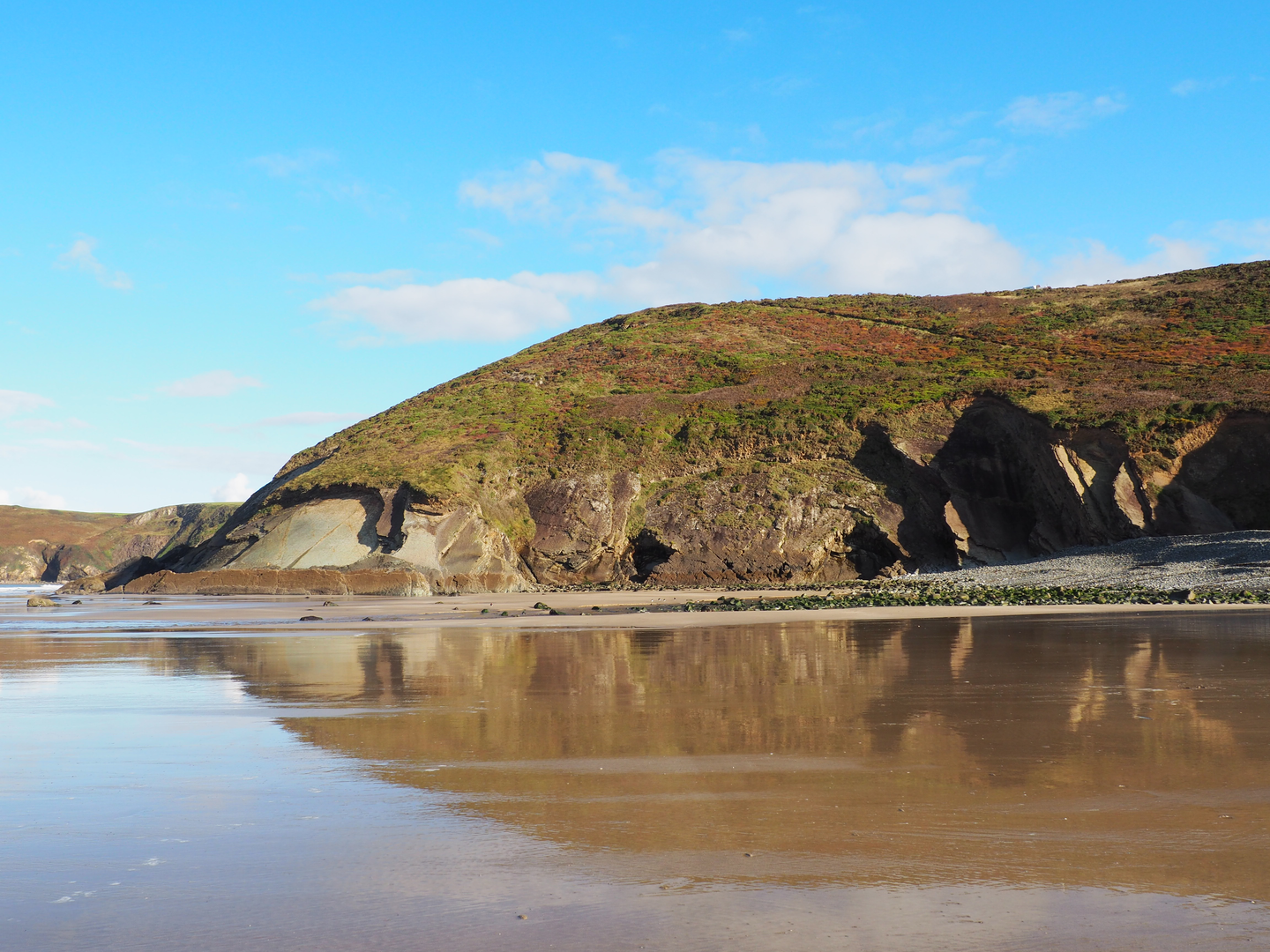 An image depicting the trail Newgale Walk and its surrounding area.