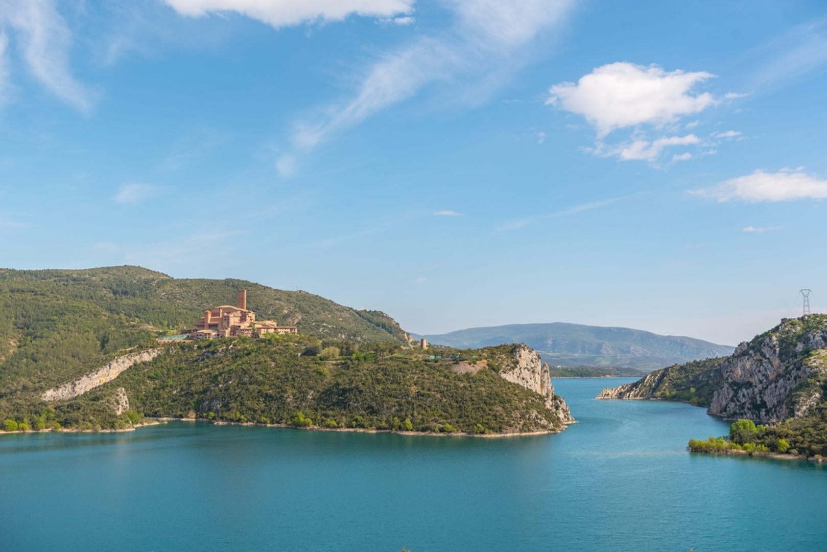 An image depicting the trail Pelegrín House - El Grado Reservoir PR HU 49 and its surrounding area.