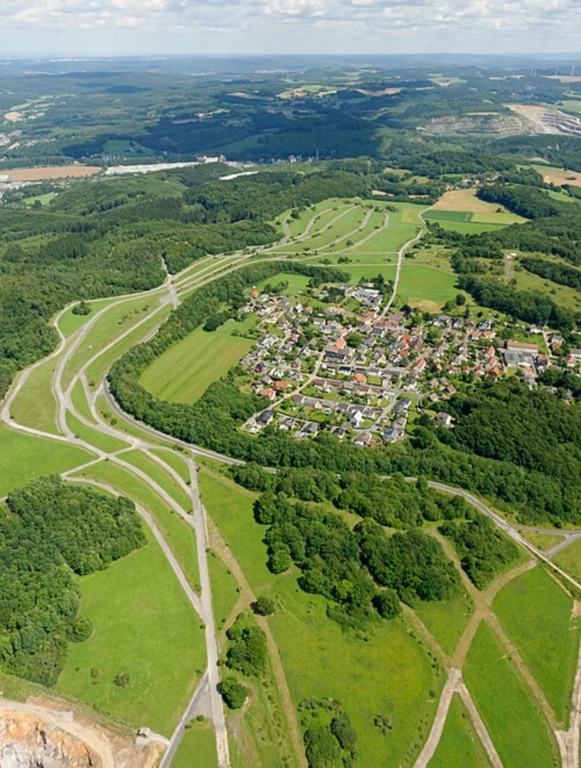 An image depicting the trail Hemer Berge and Dortke Moer Loop via Hemer and its surrounding area.