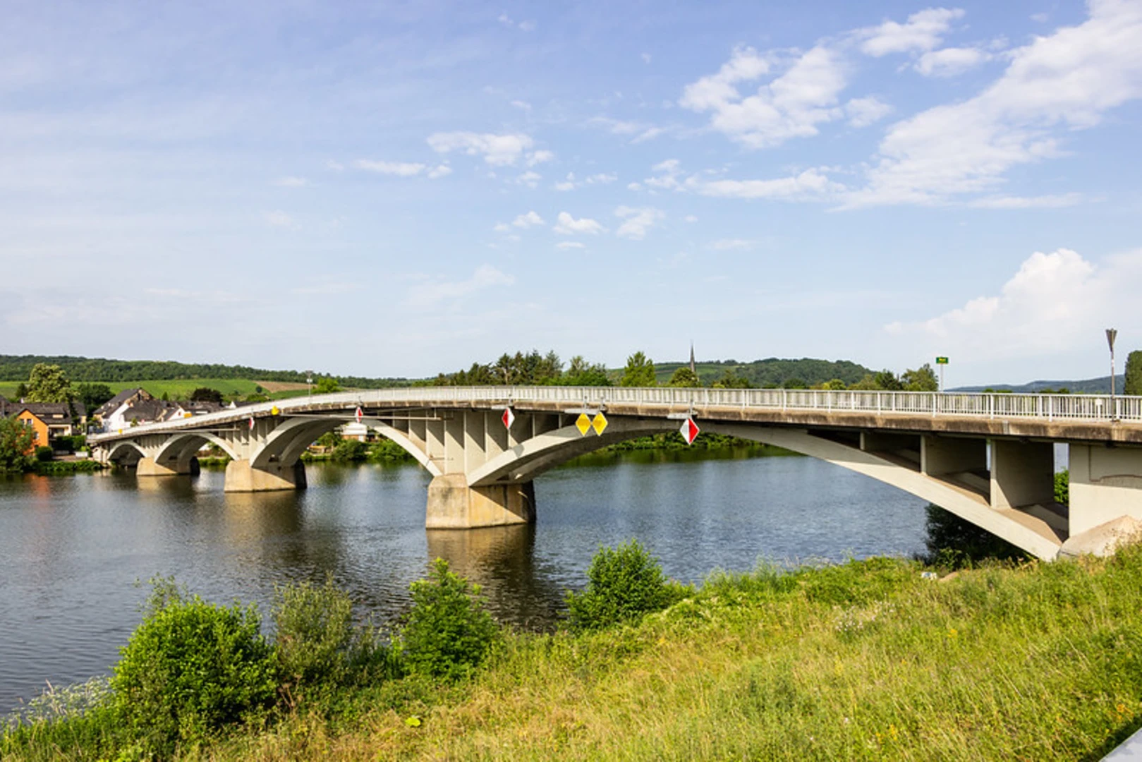 An image depicting the trail Longuich - Weinbergschleife Loop and its surrounding area.