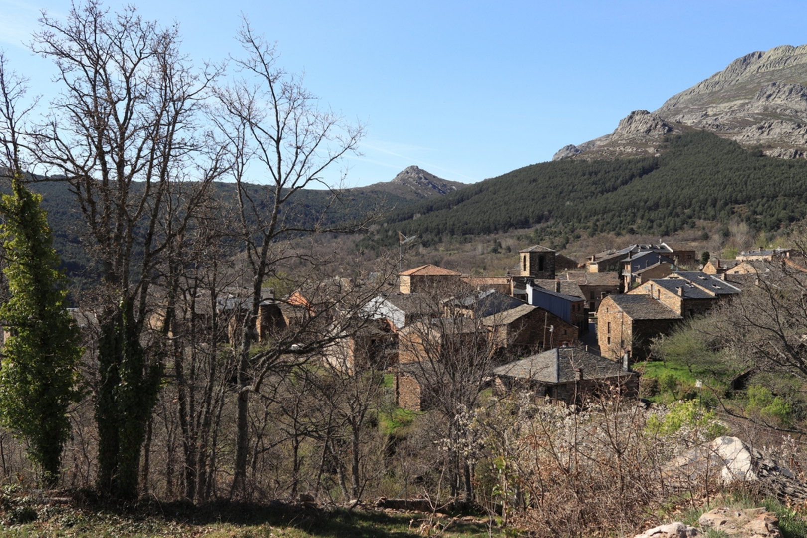 An image depicting the trail GR 60 - Towns of Black Architecture and its surrounding area.