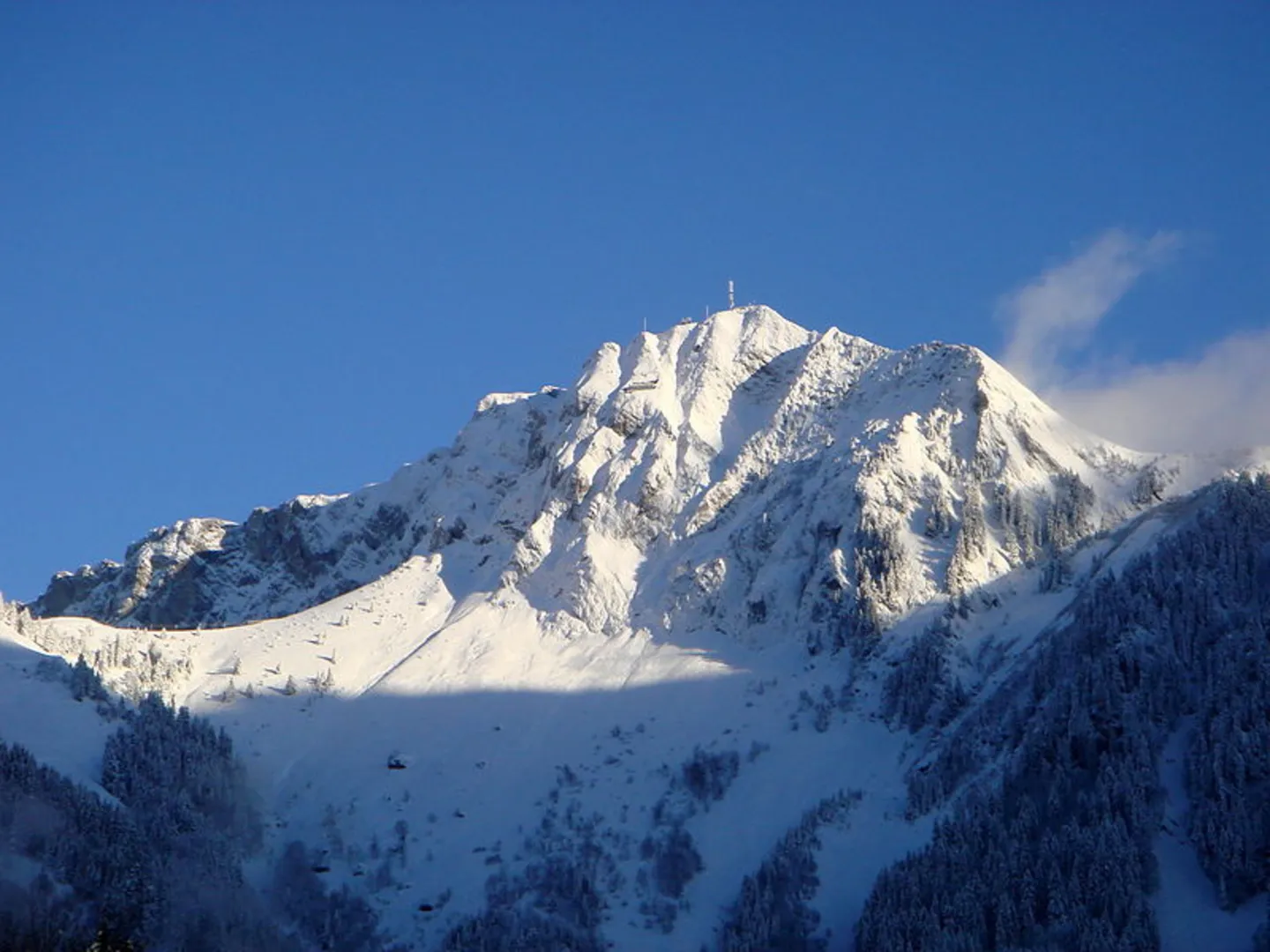 An image depicting the trail Jaman - Rochers de Naye Scenic Peak and its surrounding area.