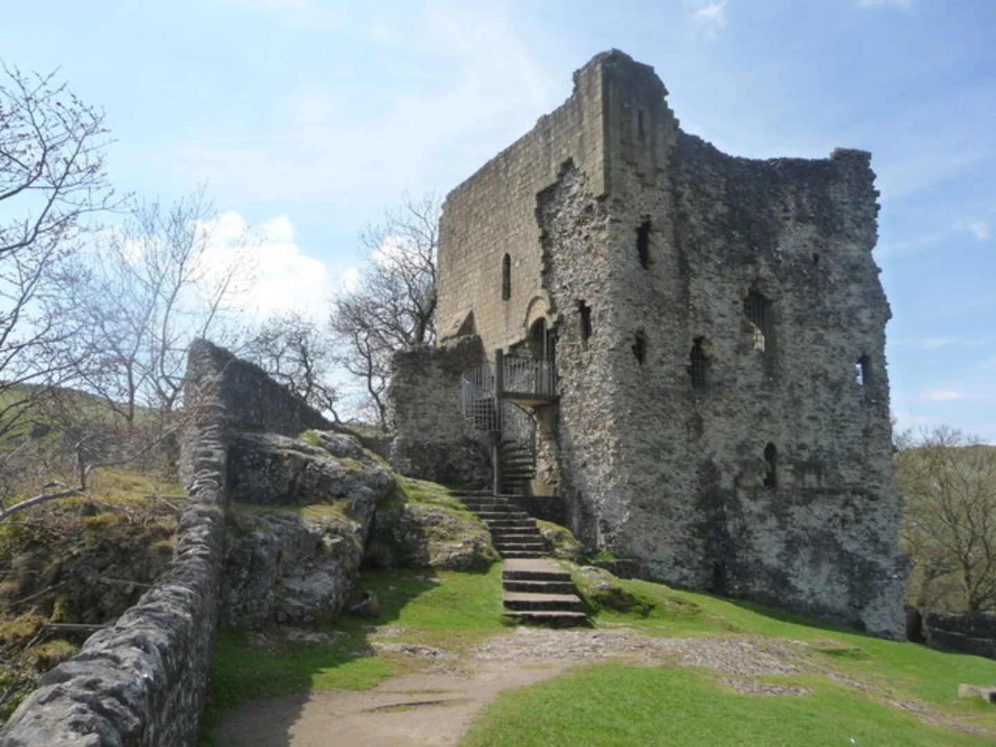 An image depicting the trail Peveril Castle Loop and its surrounding area.