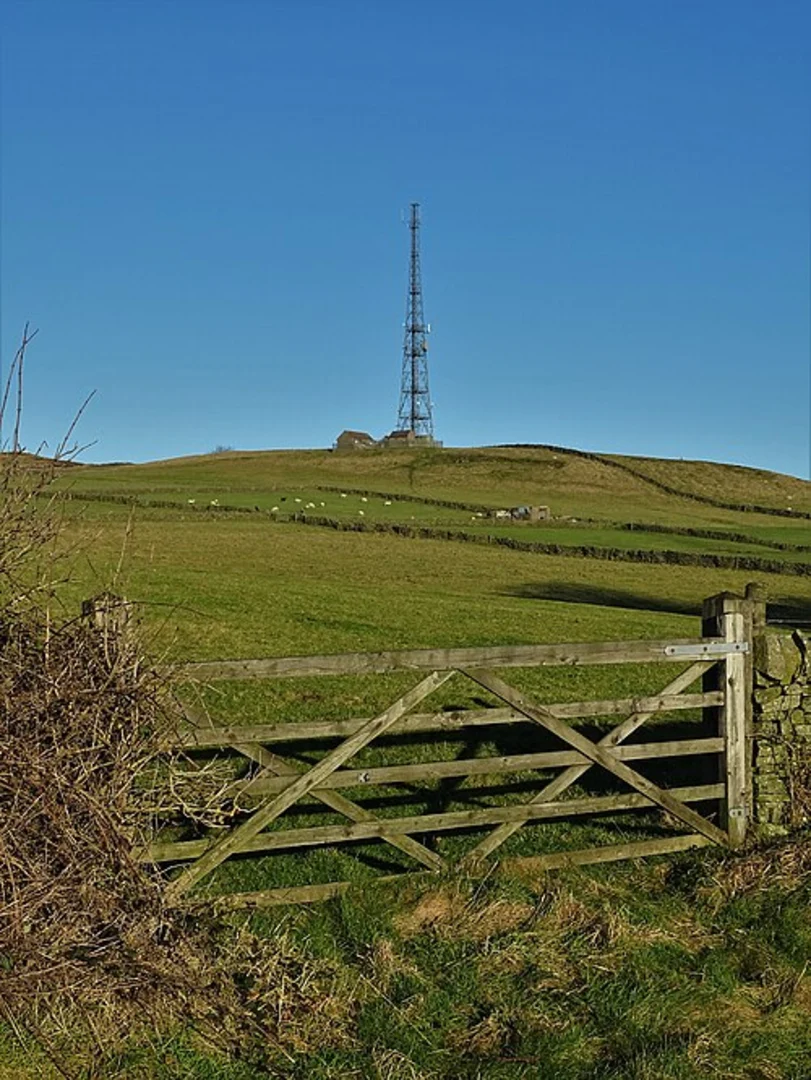 An image depicting the trail Eyam and Stoney Middleton Loop via Sir William Hill and its surrounding area.