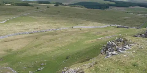 An image depicting the trail Carnau Gwynion from Ystradfellte and its surrounding area.