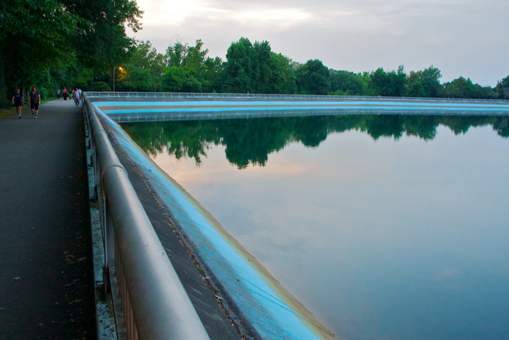 An image depicting the trail Highland Park Reservoir Loop Trail and its surrounding area.