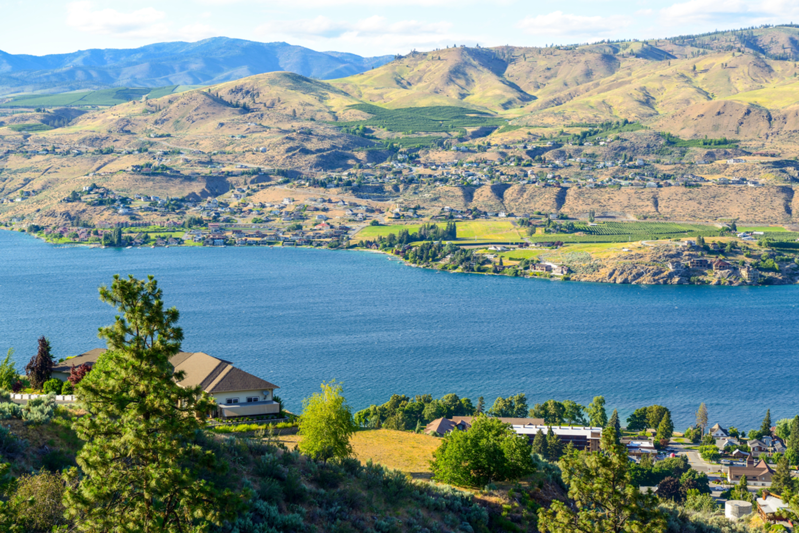An image depicting the trail Lakeshore Chelan Trail and its surrounding area.