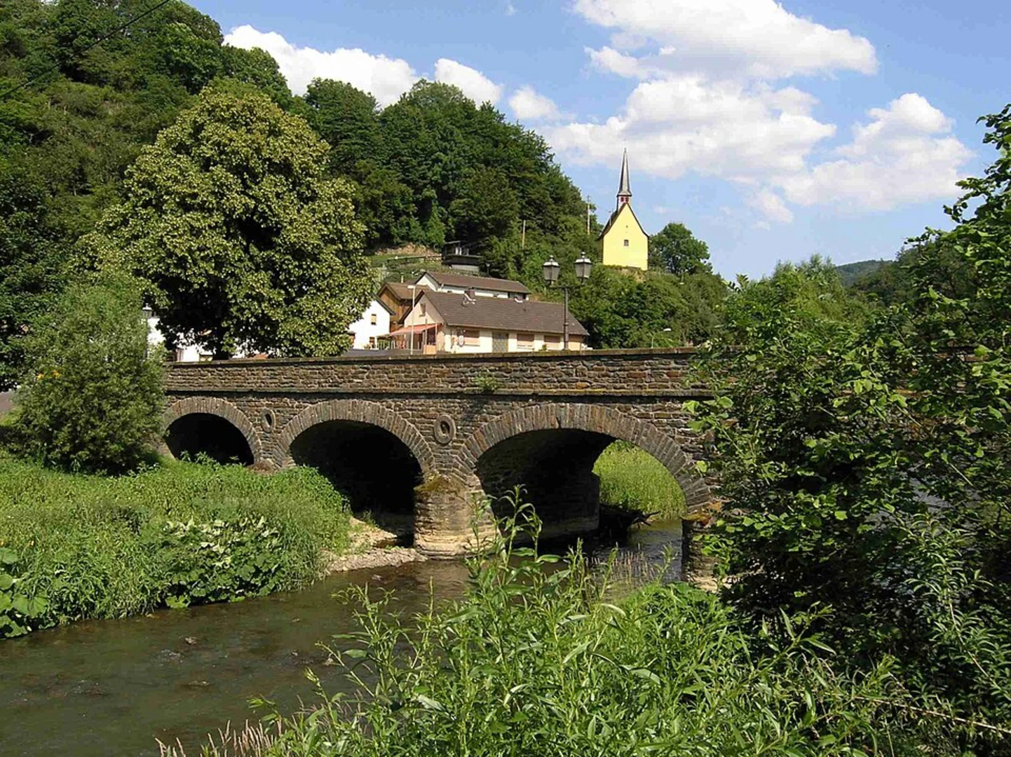 An image depicting the trail Teufelsley via Teufelsleyweg and its surrounding area.